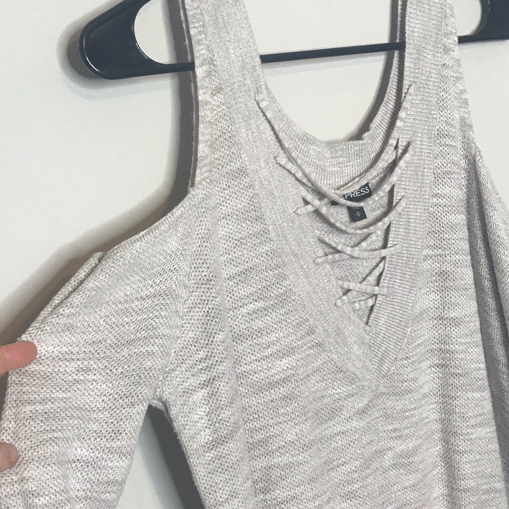 Express Sweater with shoulder cut-outs🤍